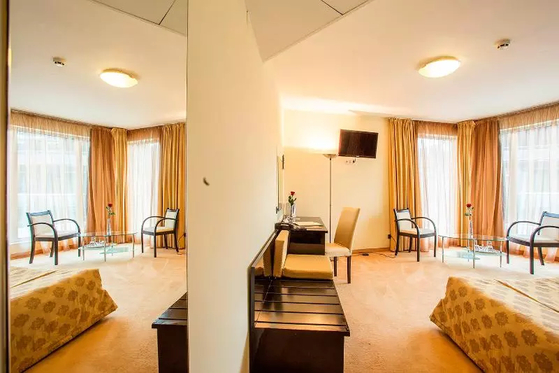 اتاق اجرایی با تخت بزرگ, The Pines Lodge, A Rockresort