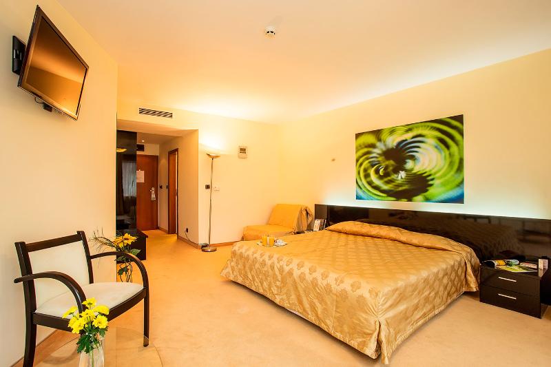 اتاق اجرایی با تخت بزرگ, The Pines Lodge, A Rockresort