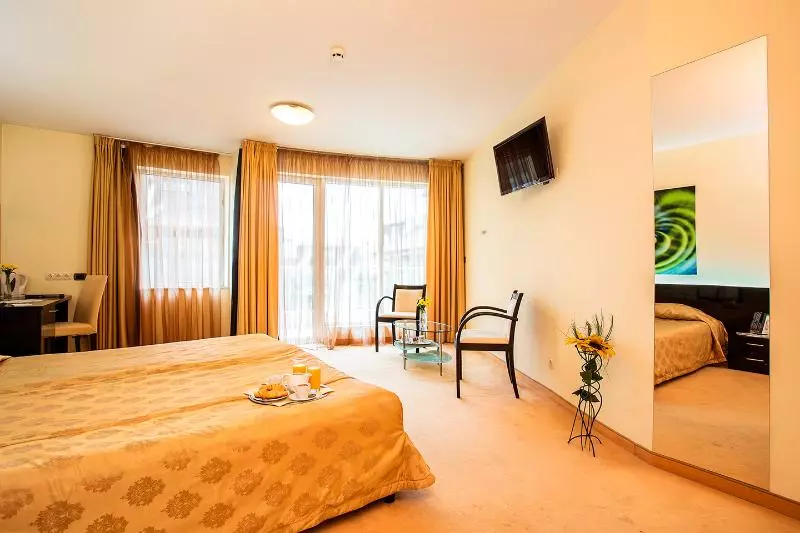 اتاق اجرایی با تخت بزرگ, The Pines Lodge, A Rockresort