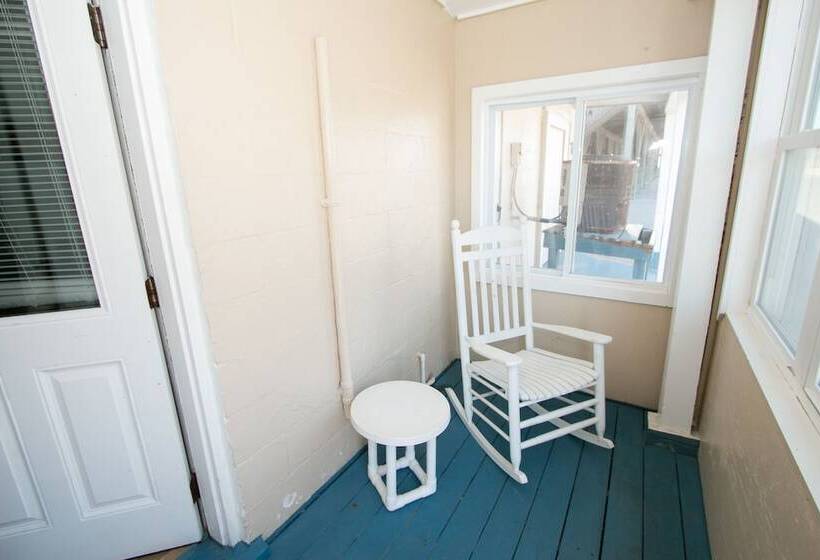 Студио Базик, Outer Banks Motel