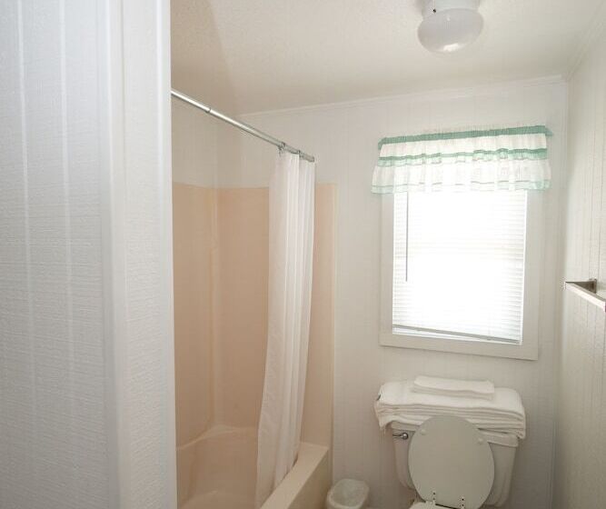 استوديو أساسي, Outer Banks Motel