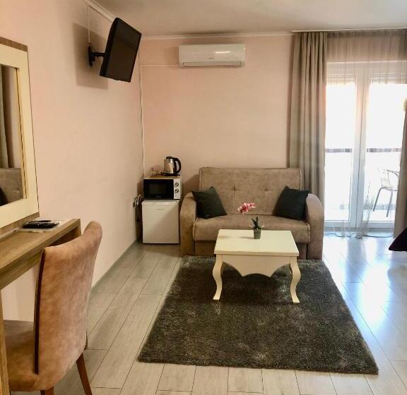 デラックストリプルルーム, Alenso Guesthouse