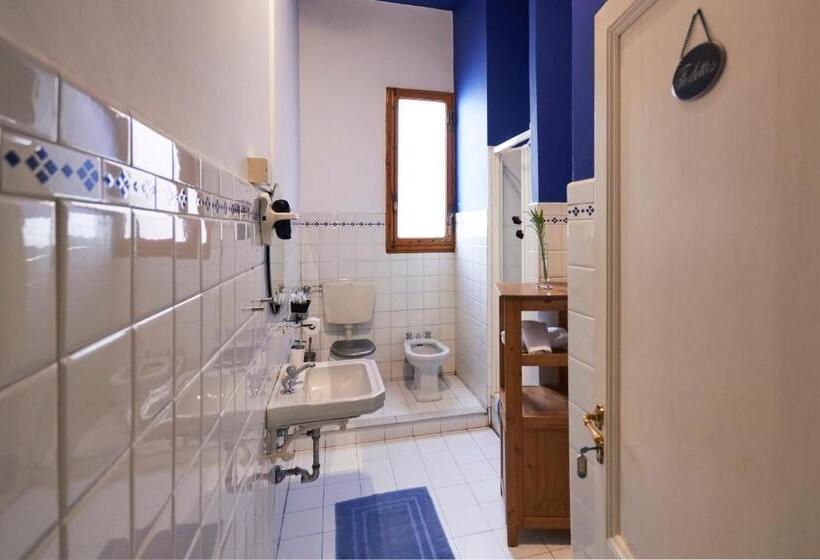 اتاق سه‌نفرۀ استاندارد با سرویس بهداشتی بیرون از اتاق, B&b In Centro