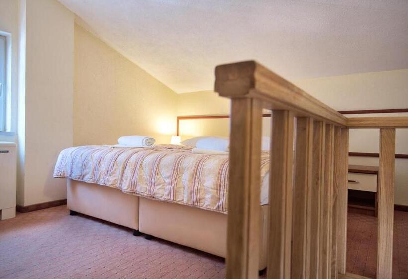 سوییت با چشم‌انداز دریا, Agava