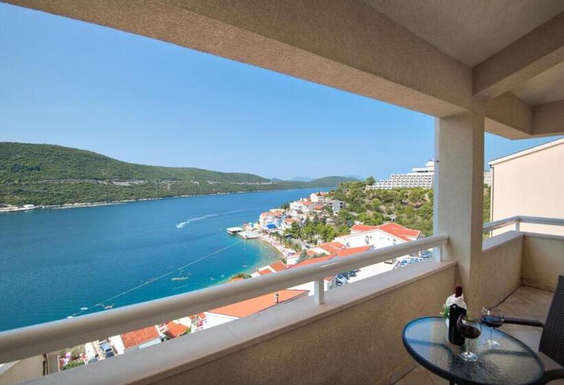 سوییت با چشم‌انداز دریا, Agava