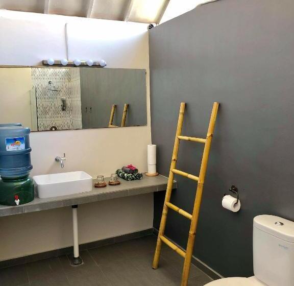 패밀리 방갈로, Captain Goodtimes