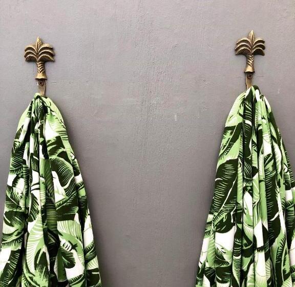 패밀리 방갈로, Captain Goodtimes