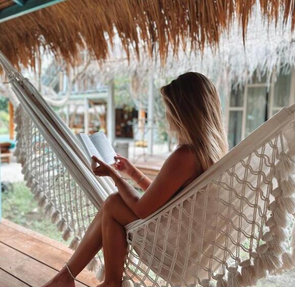 스탠다드 방갈로, Captain Goodtimes