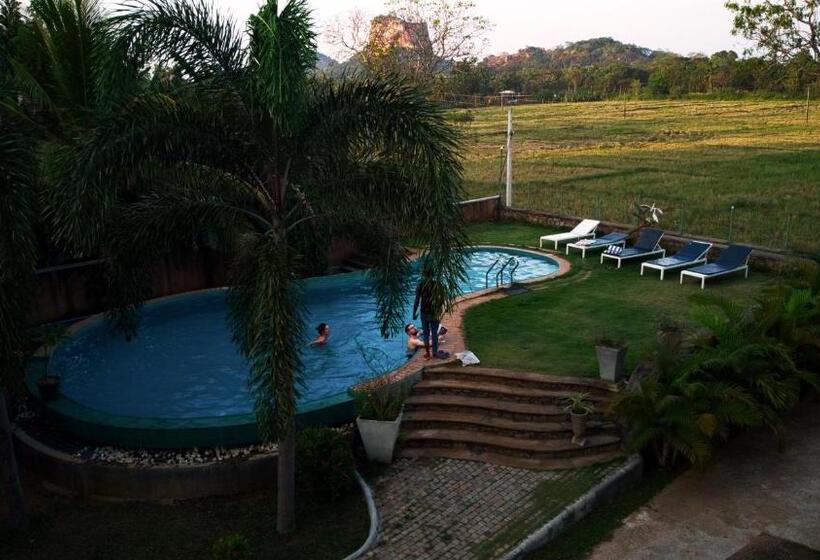 Номер Стандарт Вид на Бассейн, Royal Rock Sigiriya