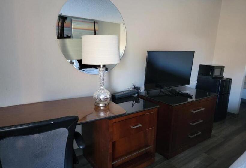 اتاق استاندارد با تخت بزرگ برای معلولان, Days Inn By Wyndham Dothan