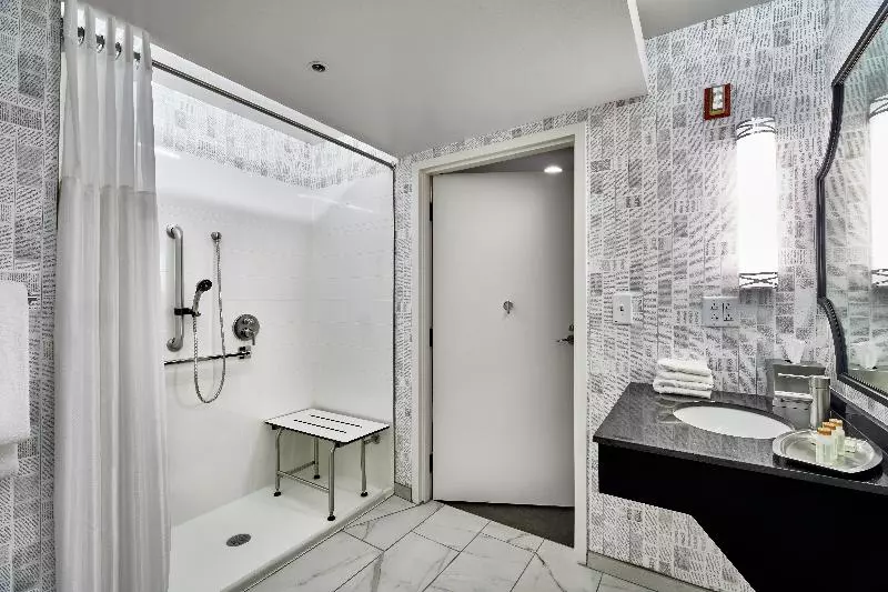 身障者適用キングサイズベッドルーム, Indigo Cleveland Downtown, An Ihg