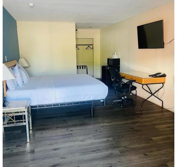 스탠다드 룸 킹사이즈 침대, Bourbon Capital Inn