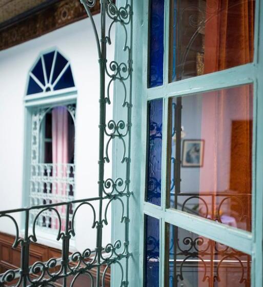 四人标准间, Dar Anne