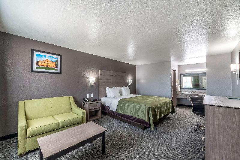 带大床的标准间, Quality Inn I 10 East Near Frost Bank Center