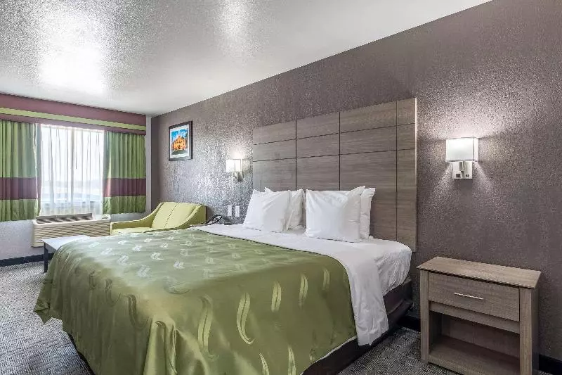 キングサイズベッドのスタンダードルーム, Quality Inn I 10 East Near Frost Bank Center