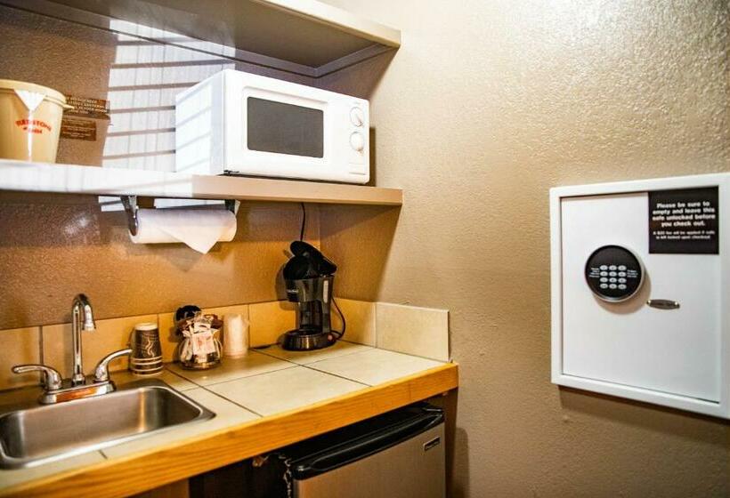 带2个双人床的标准工作室, Red Stone Inn