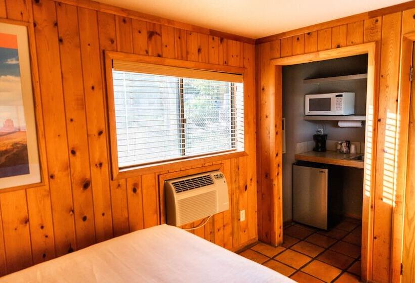 带2个双人床的标准工作室, Red Stone Inn