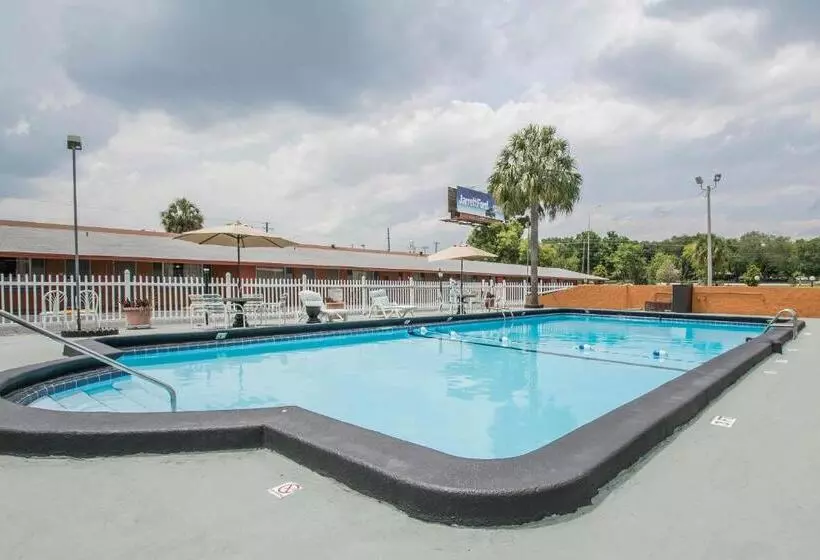 キングサイズベッドのスタンダードルーム, Rodeway Inn & Suites Winter Haven Chain Of Lakes