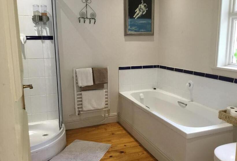 جناح مطلّ علي حمام السباحة, Oceangolf Guest House