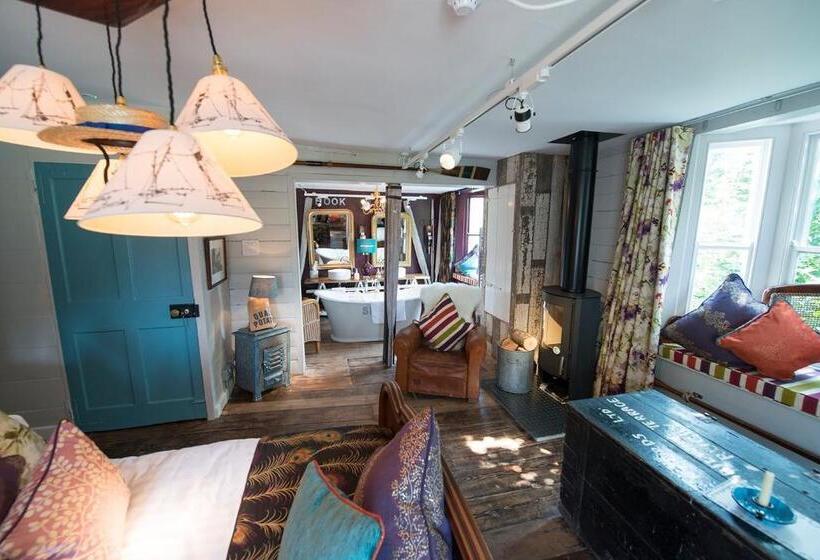 Suit Deluxe, The Woolpack Inn