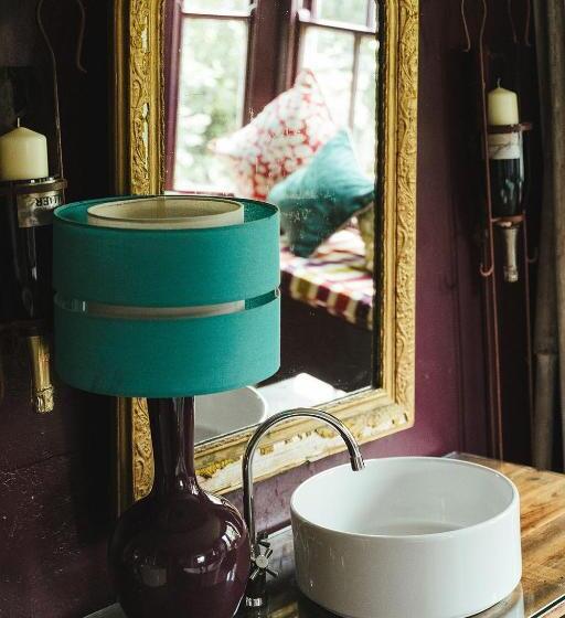 Suit Deluxe, The Woolpack Inn