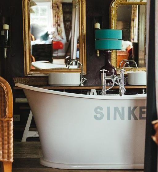 Suit Deluxe, The Woolpack Inn