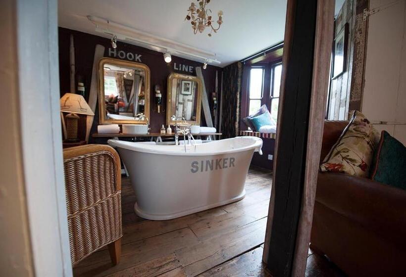 Suit Deluxe, The Woolpack Inn