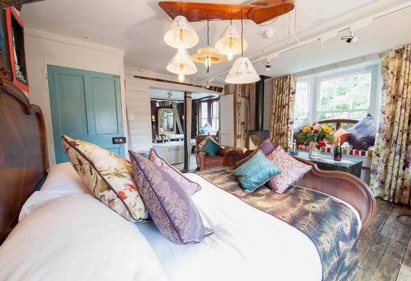 Suit Deluxe, The Woolpack Inn