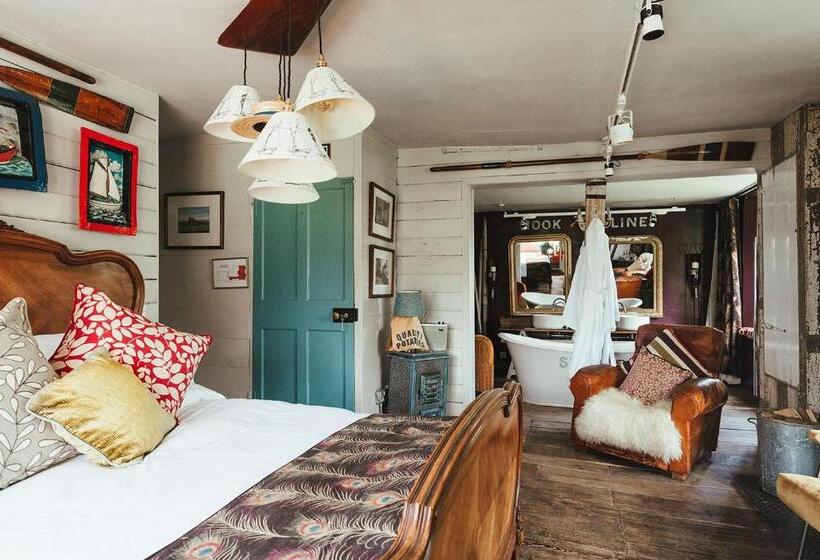 Suit Deluxe, The Woolpack Inn