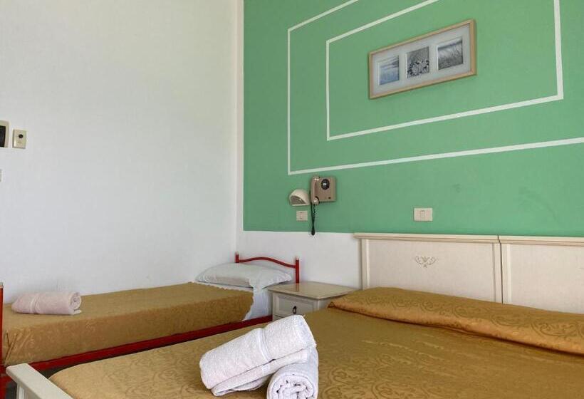 エコノミー4人部屋, Britannia