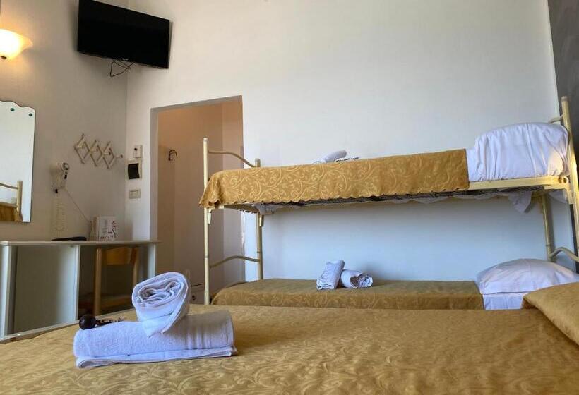 エコノミー4人部屋, Britannia