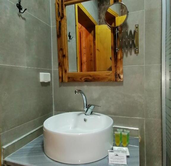 اتاق استاندارد با چشم‌انداز کوهستان, Infinity Lodge