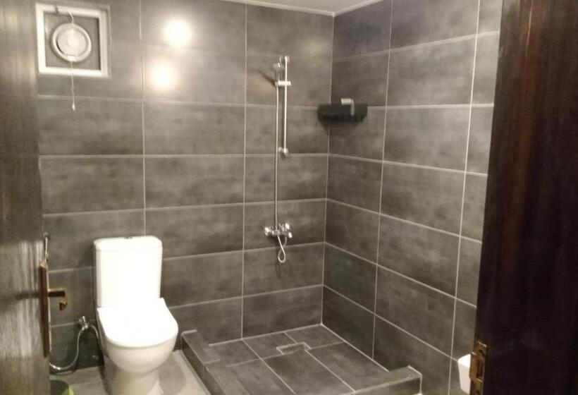 اتاق خانوادگی با چشم‌انداز کوه, Infinity Lodge