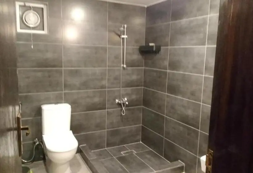 اتاق خانوادگی با چشم‌انداز کوه, Infinity Lodge