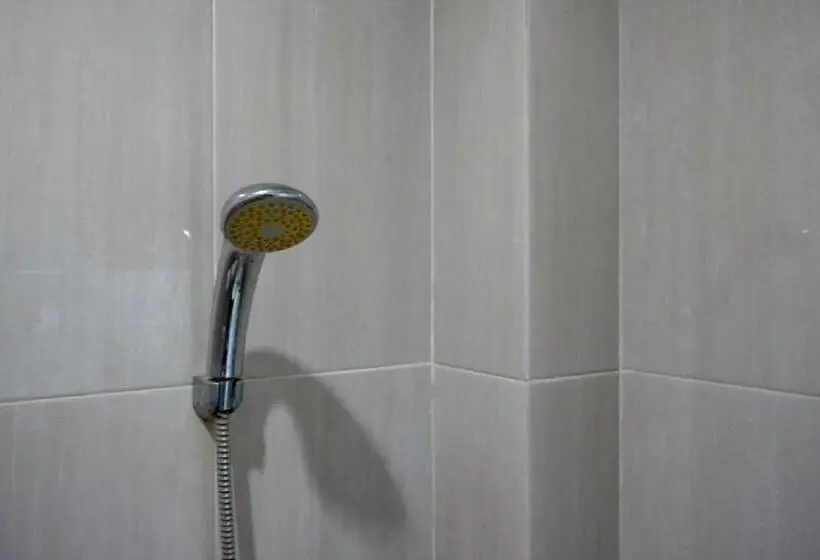 エコノミールーム, Reddoorz @ Hotel Bravo Pantai Kamali Bau Bau