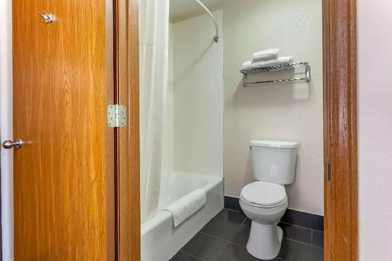 キングサイズベッドのスタンダードルーム, Quality Inn New London