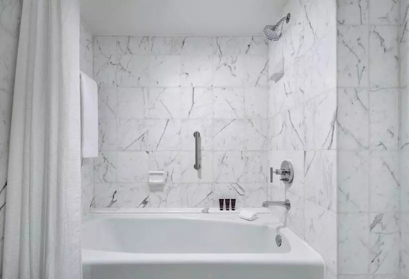 キングサイズベッドのスタンダードルーム, The Ritzcarlton, Tysons Corner