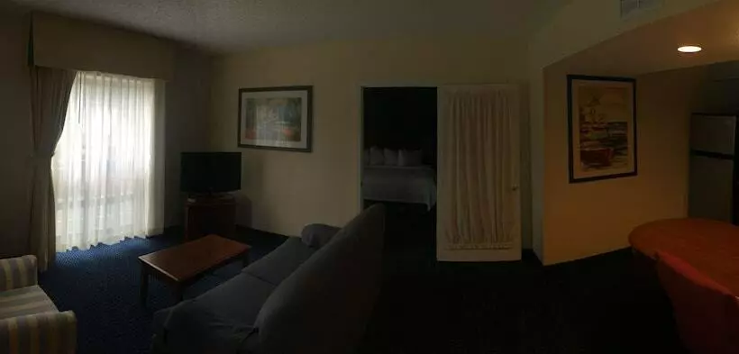 سوییت اجرایی, Doral Inn & Suites Miami Airport West