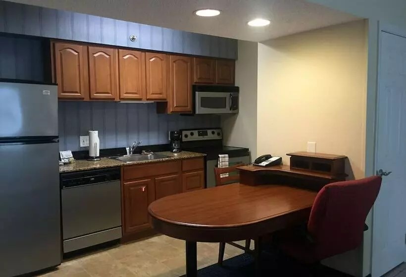 سوییت اجرایی, Doral Inn & Suites Miami Airport West