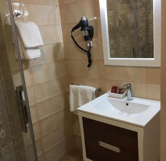 标准三人间, Hostal Lojo