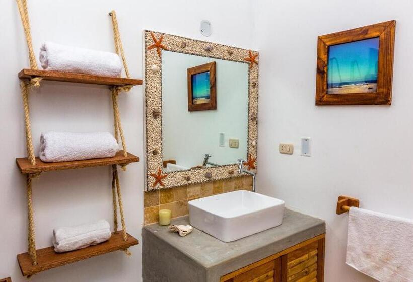 דירת שלושה חדרים, Penthouse Kahuna