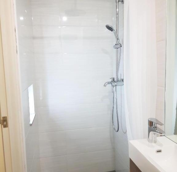 اتاق لوکس, The Leaf House