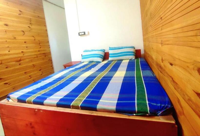 Deluxe Rum, Walkers Hostel