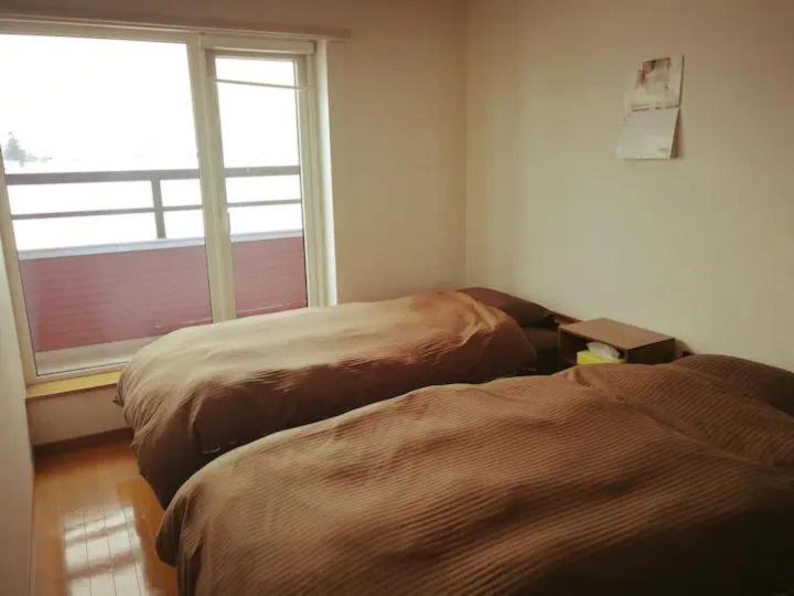 침실 3개 주택, Other Side House