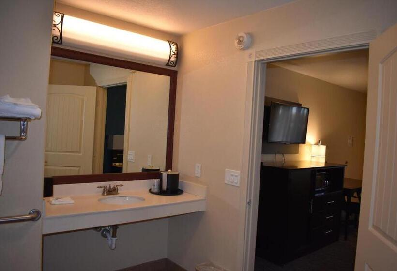 残疾人使用的带特大床的标准间, Best Western Apricot Inn