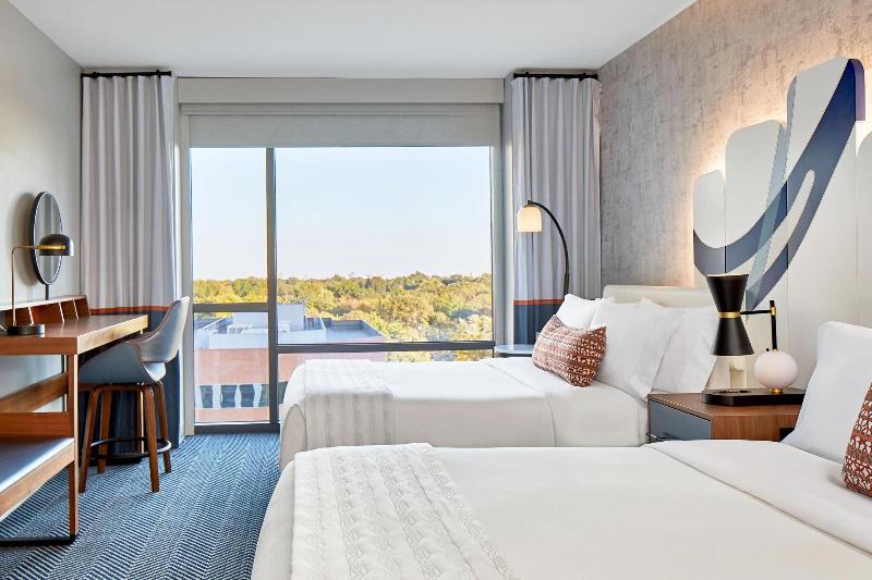 غرفة ديلوكس سرير ملكى, Le Méridien St. Louis Clayton