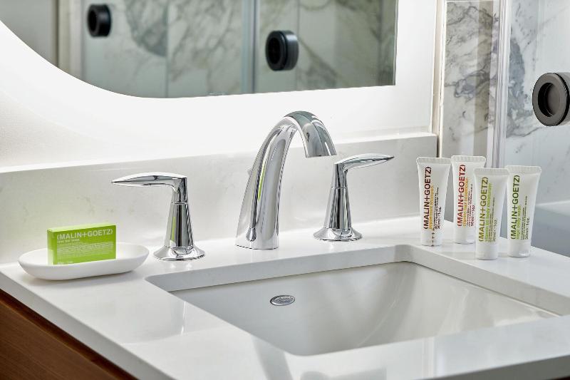 غرفة ديلوكس سرير ملكى, Le Méridien St. Louis Clayton