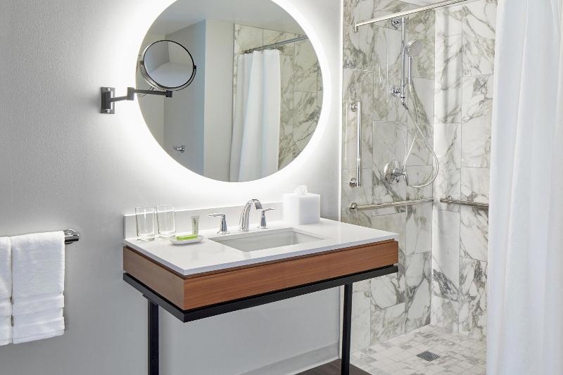 غرفة ديلوكس سرير كينج, Le Méridien St. Louis Clayton