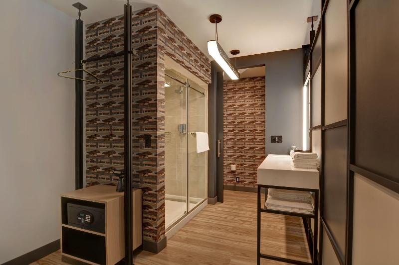 غرفة كلوب, Le Méridien St. Louis Clayton