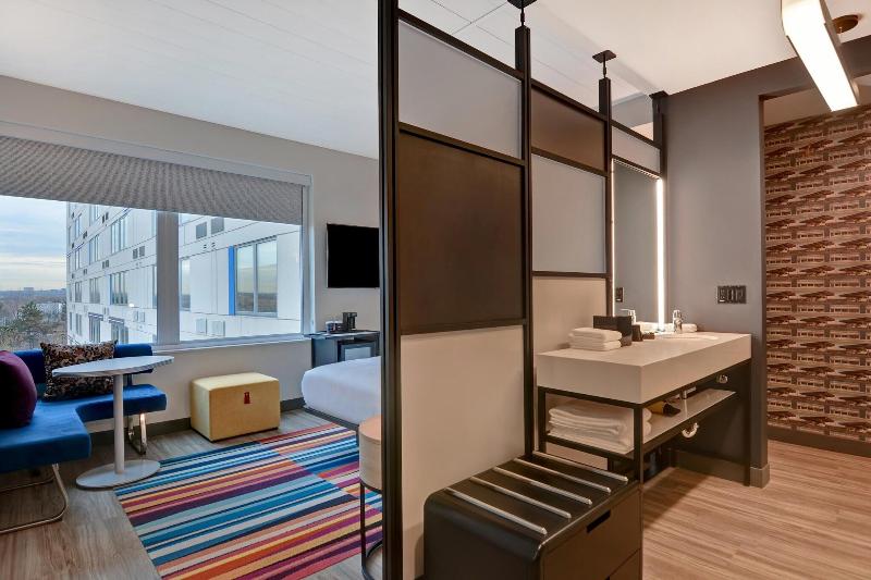 غرفة كلوب, Le Méridien St. Louis Clayton